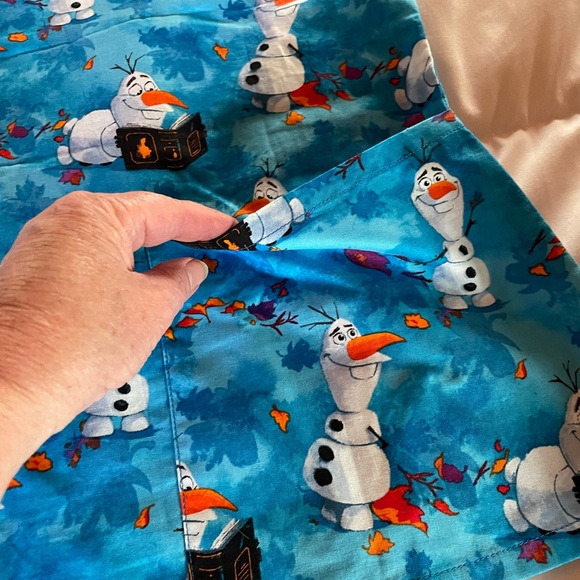Scrub top with Frozens Olaf! Frozen brand ! 3 X-LARGE - Picture 2 of 5
